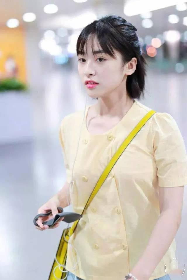 沈月清纯发型吸晴，腿很清瘦，网友：看原图后发现很粗！