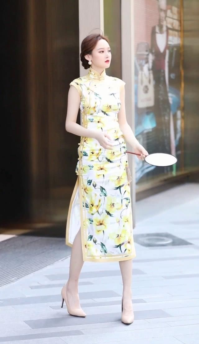  『含蓄』成熟气质的女性首先，一袭旗袍，凸显女性的含蓄之美