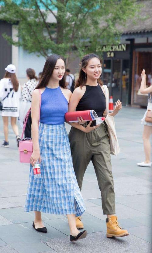 街拍：时尚小姐姐白色长T恤玩下衣失踪，高颜值好身材太迷人！