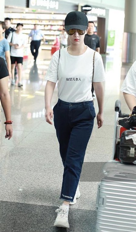 当张静初和杨紫同穿白T恤，网友直呼:身材好就是任性啊!