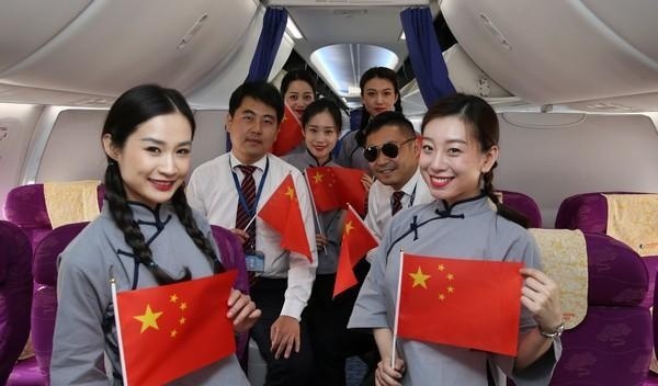 为什么飞机上所有空姐换下制服都穿学生装？原来航空公司是这意思