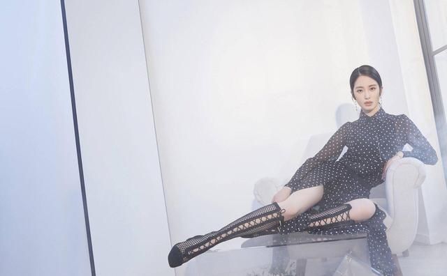 杨采钰你这么穿波点裙，我服了，这搭配咋看都吸睛！