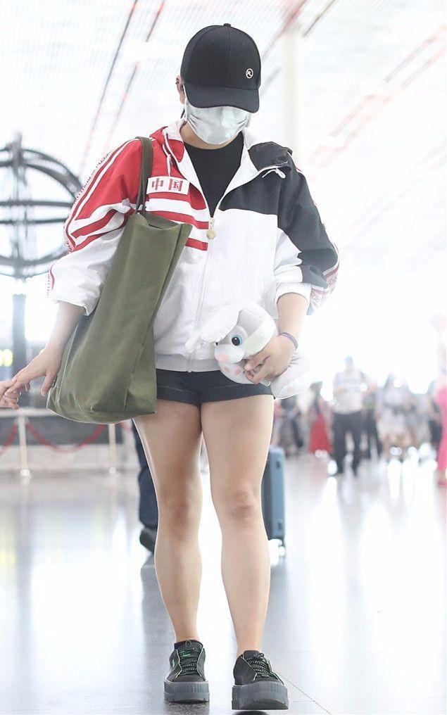 何洁增高鞋太土，腿反而变短了，网友：短裤太紧勒出赘肉