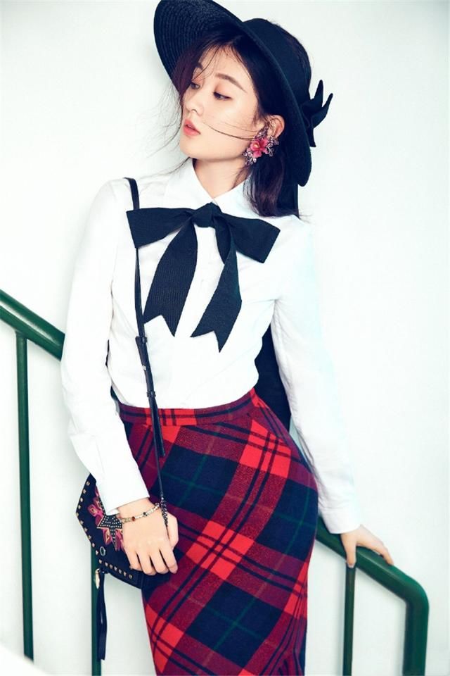 乔欣穿红短裤现身，却被吐槽“油粗短腿”网友：还是穿长裤吧！