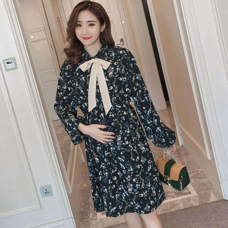 母爱真伟大，出门哺乳不尴尬，学学下面辣妈这样穿，洋气不走光