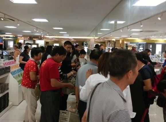 这东西在我国出口卖5毛,被包装后卖到5万,中国游客疯狂抢购