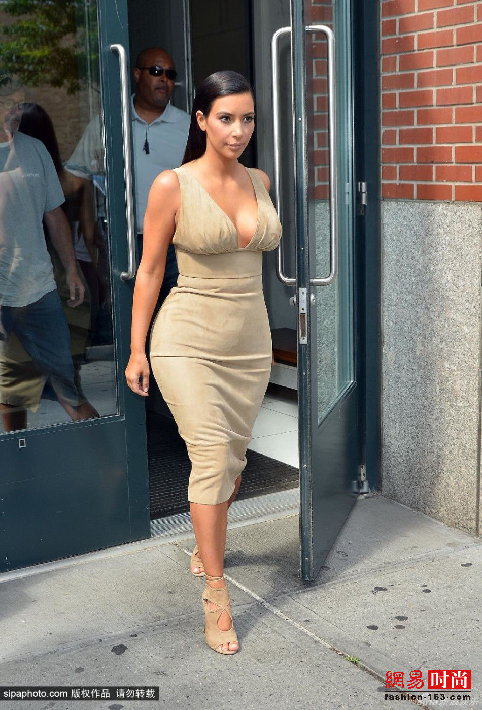 金卡戴珊最爱穿成单色“霓虹灯”秀S身材