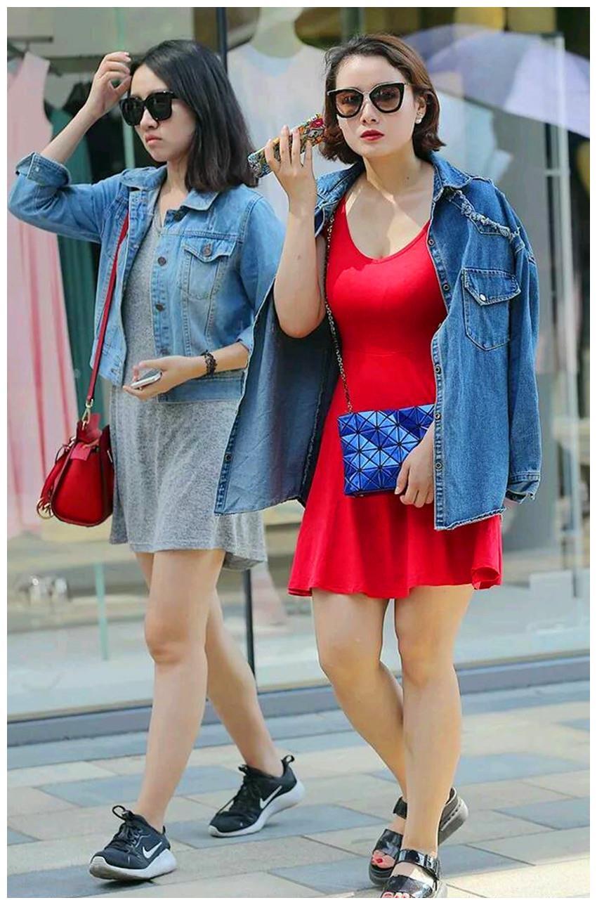 小姐姐迷人的锁骨,纤细的小蛮腰,加上完美有致的身材特别抢眼!