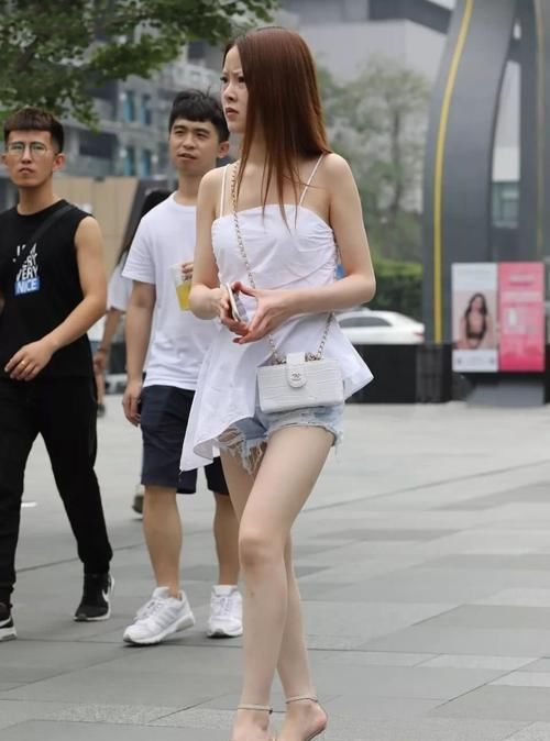  「低调」街拍：低调中带点小性感，百变衬衫该这么穿！