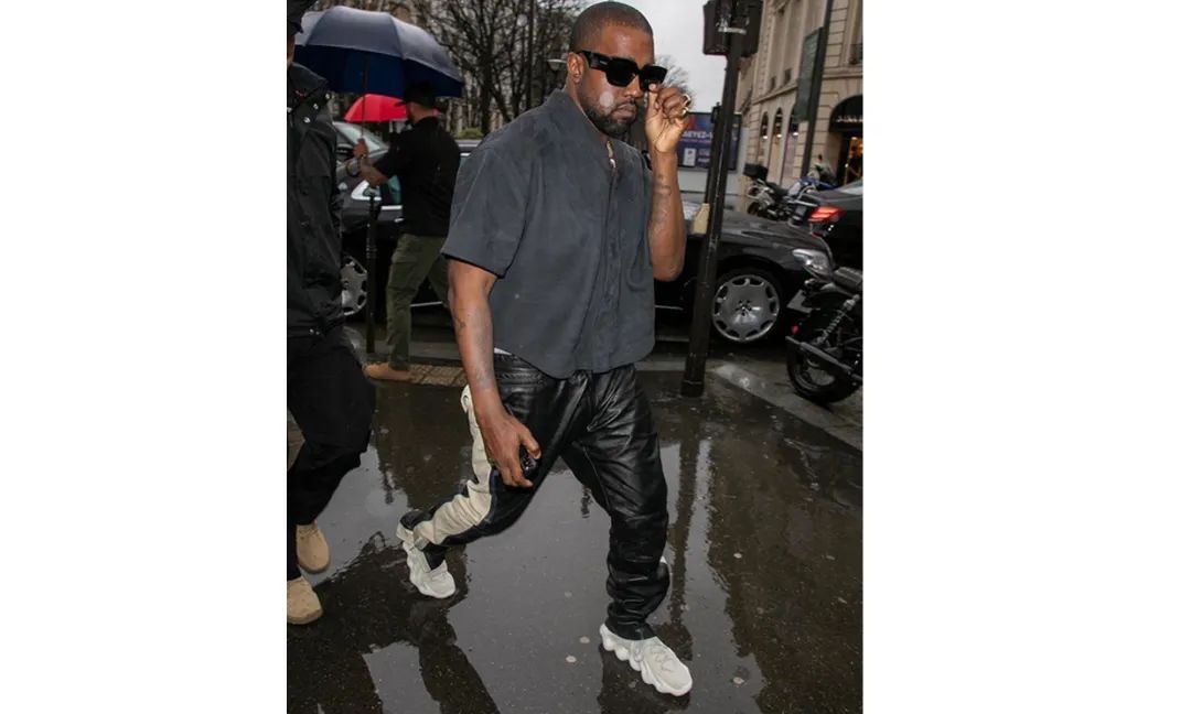  火山■资讯丨Yeezy“火山”造型拖鞋曝光，你能接受这个设计吗？