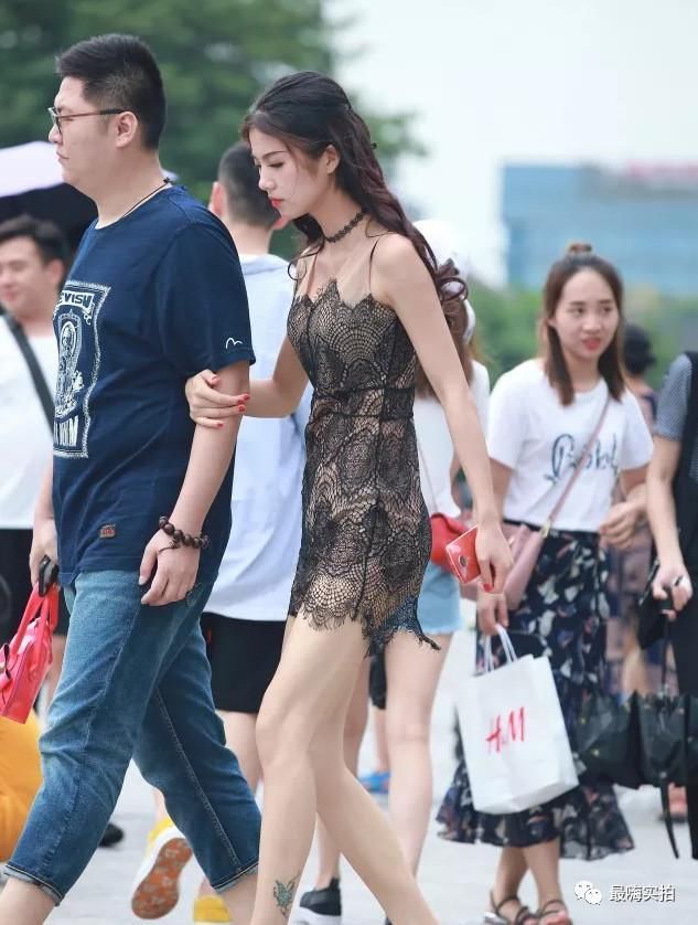 街拍:很少见的这么完美身材和容貌并存的女孩，只是男友一脸嫌弃