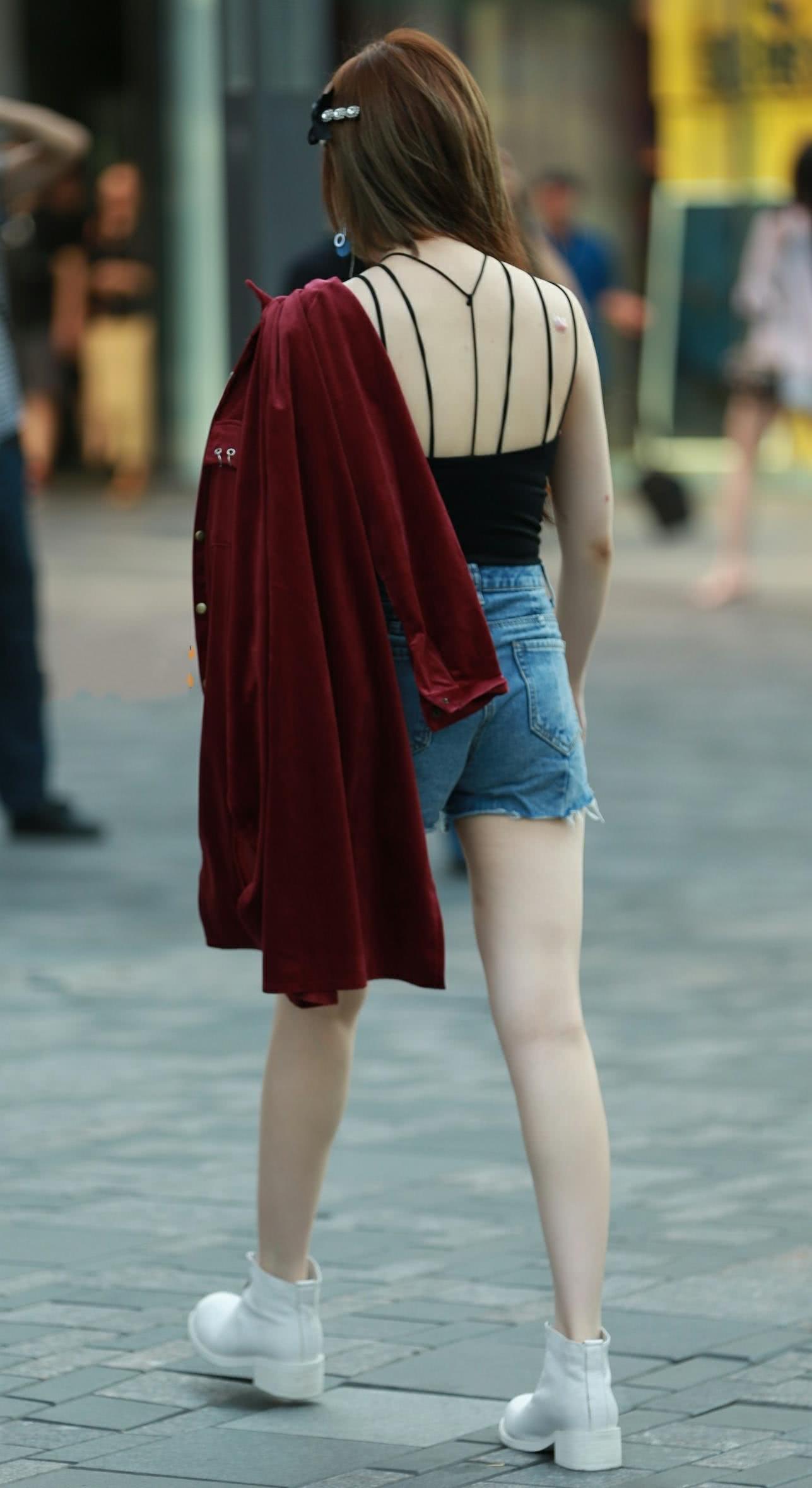 气质小姐姐黑色小吊带大秀傲人曲线，一白遮三丑，笑起来看呆路人