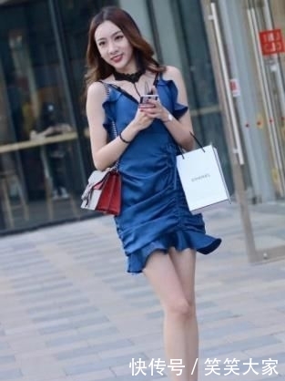 「气质」白色搭配黑色短裙,高端又不失优雅,突出大都市女性时尚气质美