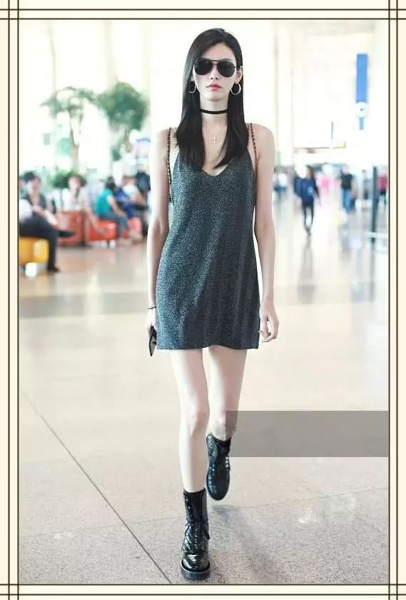 张俪奚梦瑶吊带现身机场，网友:一个俏皮可爱一个气场十足