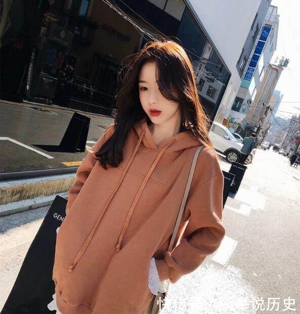 「卫衣」冬天卫衣怎么穿更年轻搭配袜裤还是牛仔,个性保暖最重要