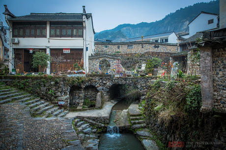 小山村800年未遭洪水，村中建明暗两溪，浩大地下工程令专家无解