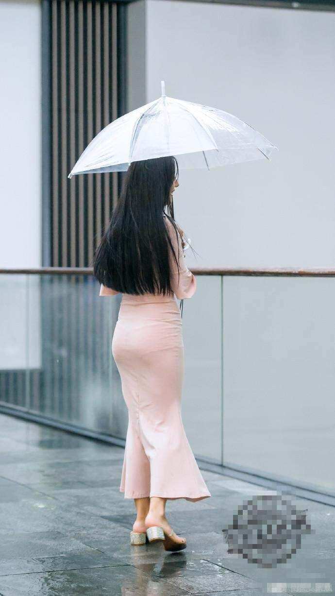 街拍: 雨中徘徊的紧身裙小姐姐, 穿这么少不冷吗?
