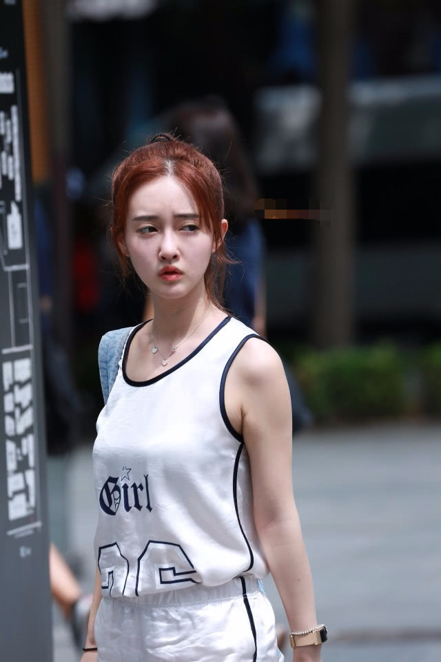 甜美小姐姐身穿运动装大秀身材美腿，女神范儿十足赚足眼球