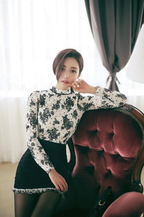 冷艳娇俏的气质美女，复古风短裙显柔媚典雅，清澈眼神明亮又灵动