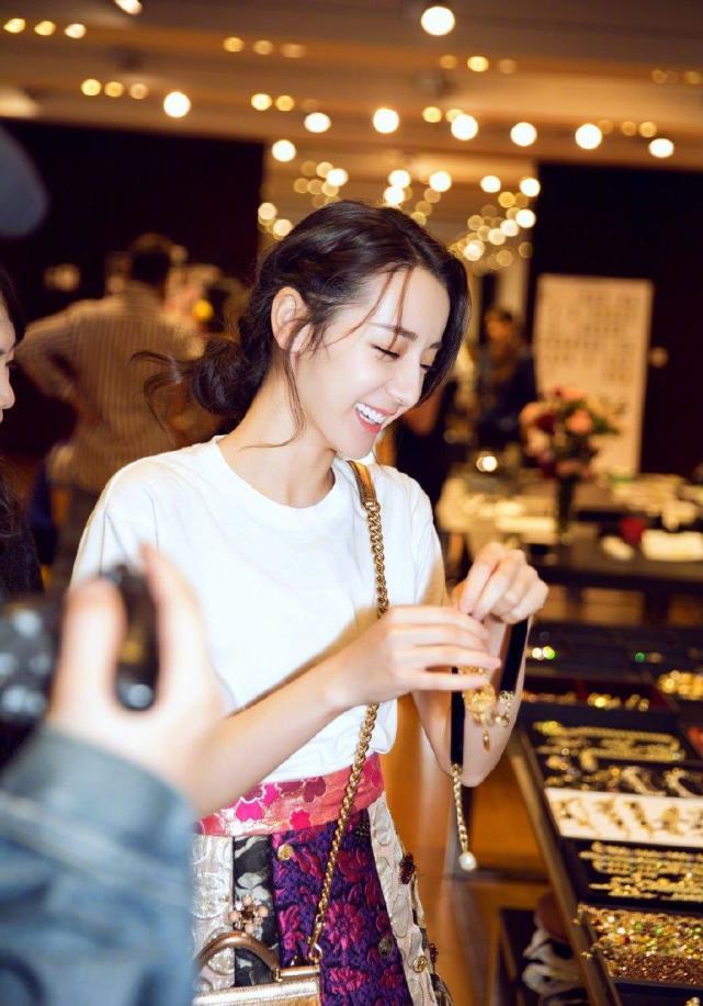 图解迪丽热巴的经典造型，第二个最特别，最后一个简单却最惊艳