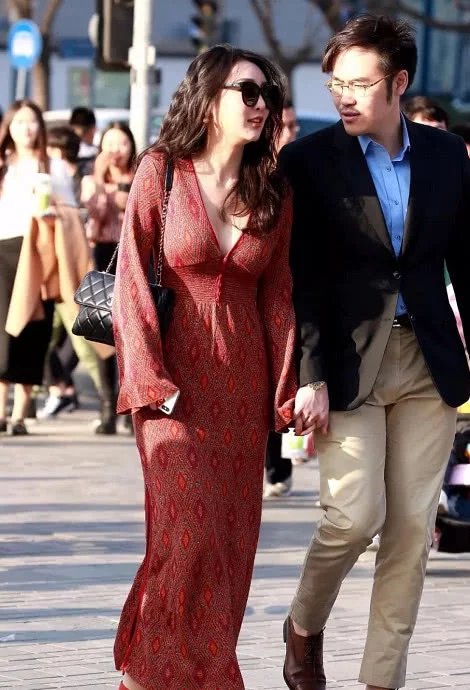 性感小姐姐时尚性感穿衣太吸晴，完美身材前凸后翘让人流连忘返，