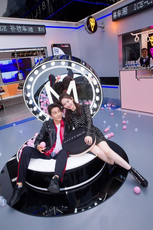 戚薇也太会穿搭了，阔腿裤配尖头鞋，怪不得能穿出180的效果！