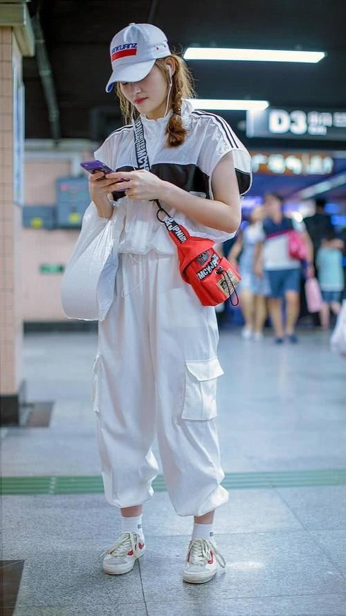  「约会」逛街约会两不误穿搭，藕粉吊带裙性感又优雅，抹胸衫搭短裤很甜美