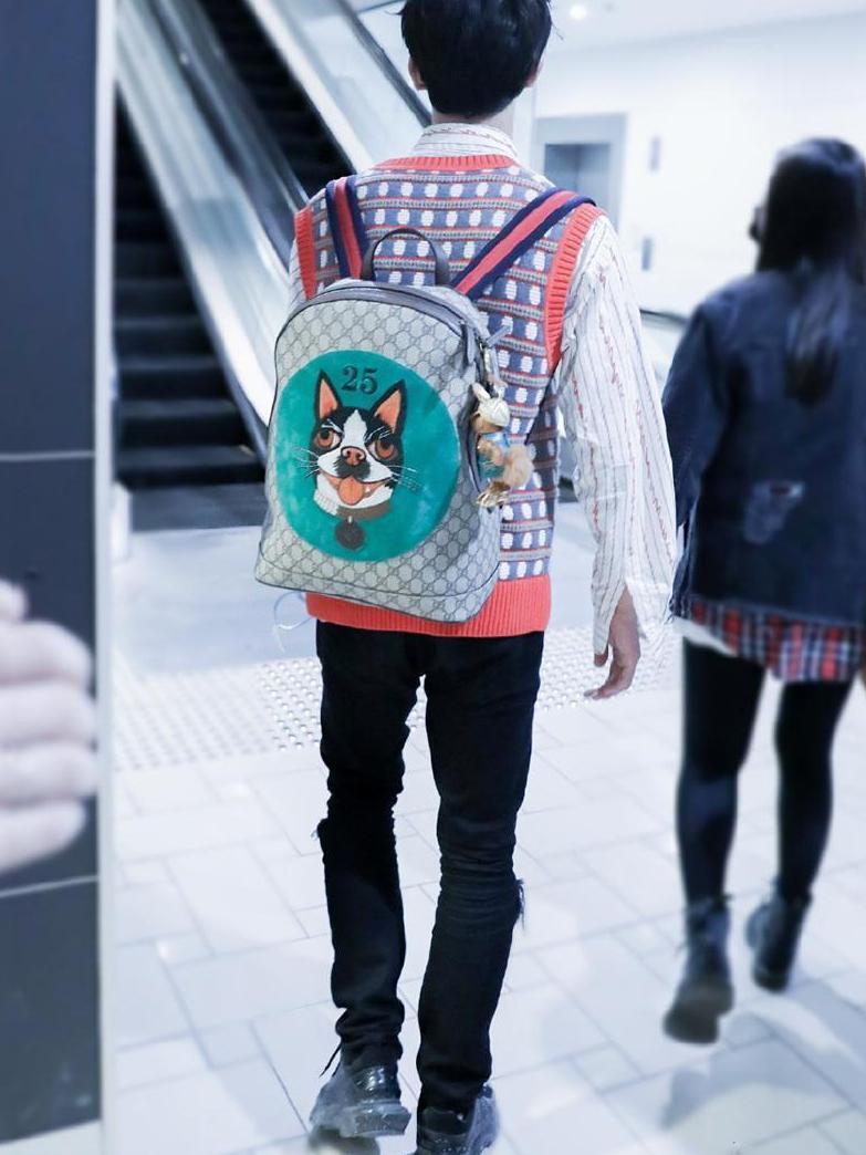 朱正廷穿针织背心, 吃棒棒糖背小书包, 网友评论: 幼稚鬼!