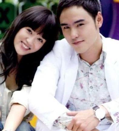 39岁陈乔恩真厉害！大妈印花连衣裙穿出飘逸感，网友：有颜任性