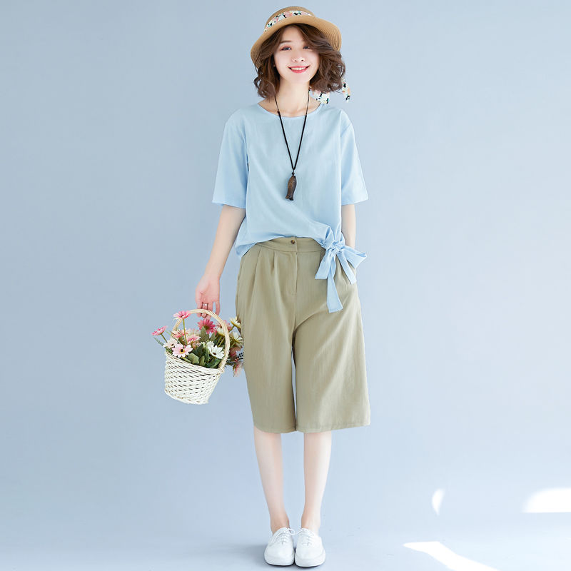 别傻傻T恤配牛仔?又丑又土!今年流行棉麻衫+短裤，轻便还美丽