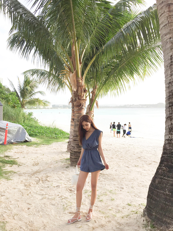 女神孙允珠，玻璃子弹邃蓝粗呢宽松无袖衫