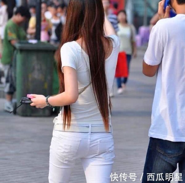 『女性』紧身牛仔裤穿搭,时尚性感,可以让女性展现出潮流的气息!