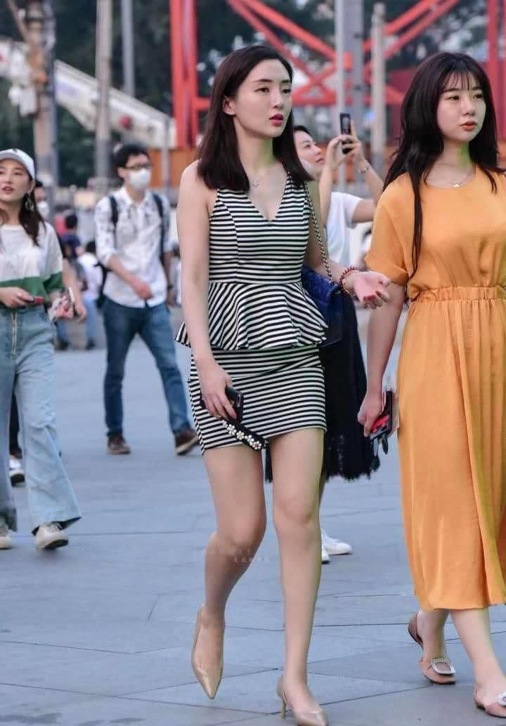  『字领』时尚美女街拍：：V字领对比圆领，其优点在哪里，看见美女我心里有数了