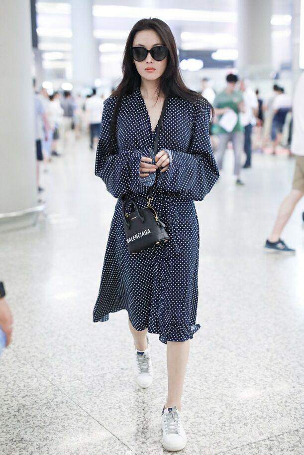 张馨予瘦了?这么大的连衣裙随意穿出门,网友:是要来机场唱戏?