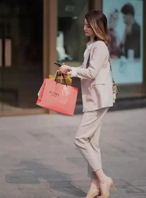  【风采】潮范儿女神来了，街拍：娇嫩丰盈的美女，一件格子上衣配黑色短裙，时尚风采迷人