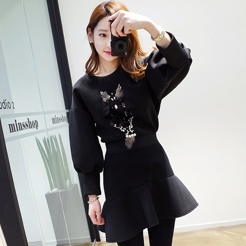 女人再穷也别整天穿黑裤子，十月流行这种套装裙，满满的女人味