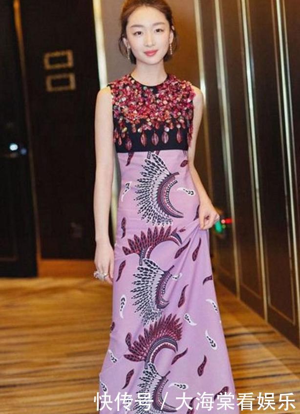 周冬雨短裤短得过分，三角区明显，网友直呼：没眼看