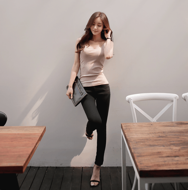 街拍美女：小姐姐身穿紧身短裤凸显迷人魅力！