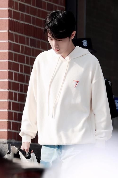  『戚薇联名款』开春不穿水果色卫衣怎么行，男星女星都在穿，再不穿一件就out了