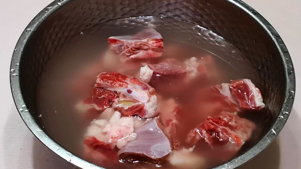 牢记:炖羊肉汤时,直接下锅炖就错了,牢记3个小秘诀,肉嫩汤白无膻味