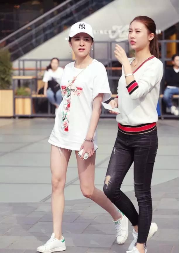 街拍:水灵秀气,肤色白皙的一对性感姐妹花