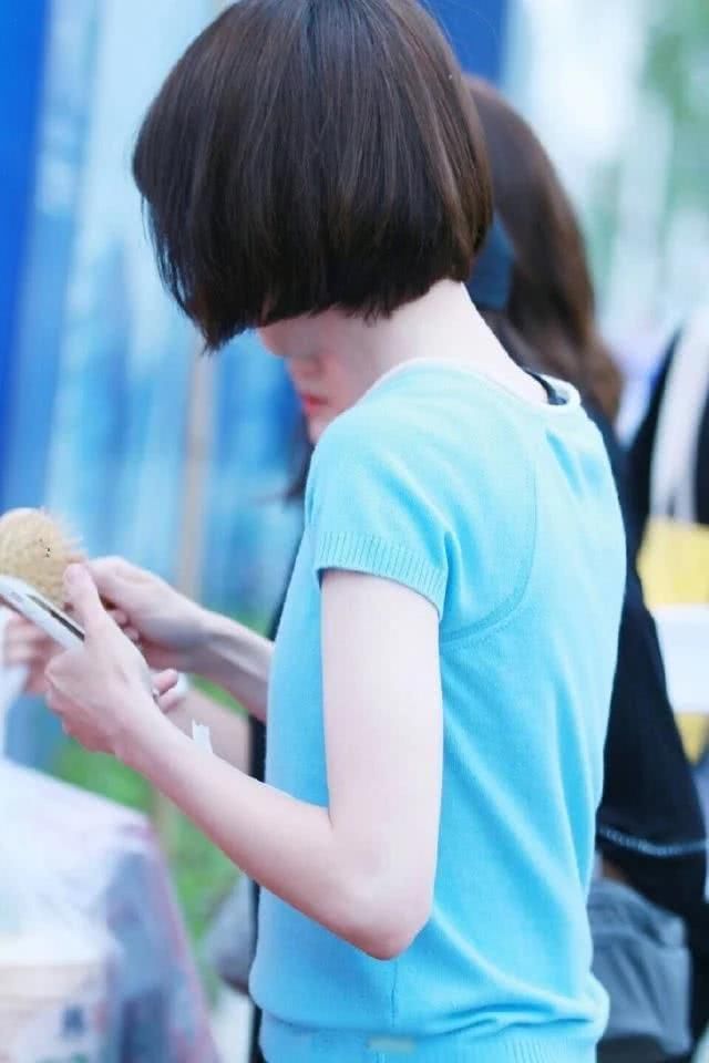 郑爽郊外踏青美出新高度!网友:终于知道为啥她总是不化妆了!