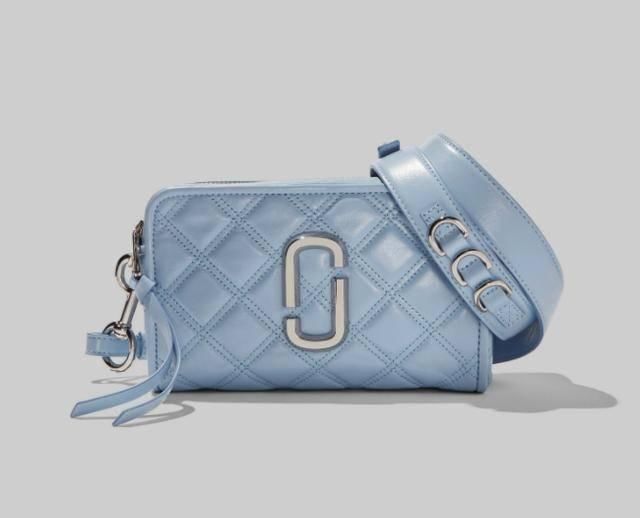  「蓝色」Marc Jacobs 2020年春夏款除开相机包，这种＂蓝＂用在包上也很漂亮