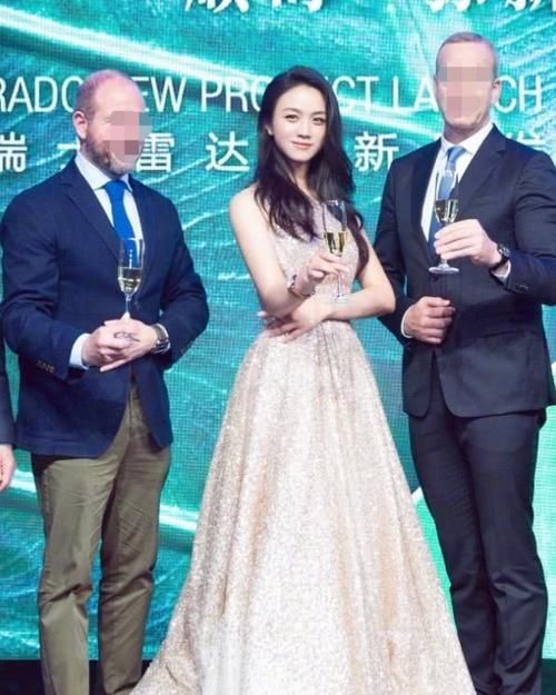 汤唯现身发布会，没想到她把星辰穿在身上，简直是美翻了天