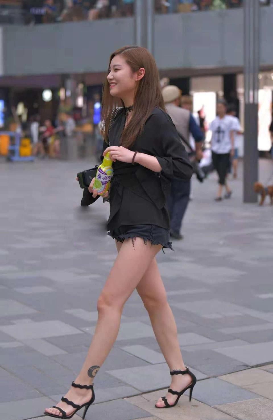 那种:时尚美女街拍::一看小姐姐的颜值和打扮就是男朋友无数的那种!