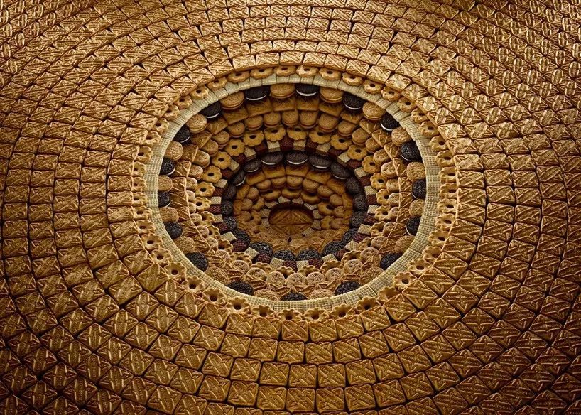 【设计师】物体排列之美，这个摄影师用大量食物堆成建筑，看起来