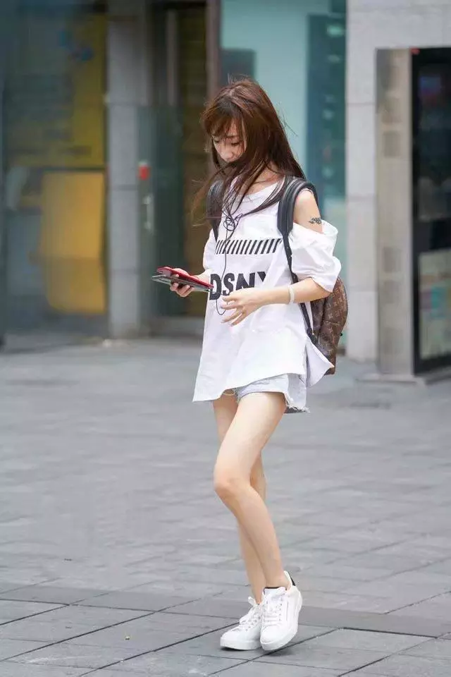 街拍:身穿黑色紧身的小姐姐,秀出窈窕身姿,网友:简直美极了!