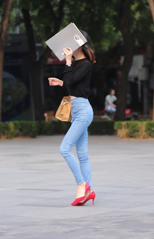  『蓝色』街拍穿蓝色薄纱裙的性感靓丽女孩，显得妩媚又动人