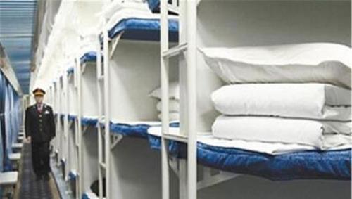 出去旅行时坐火车最好选上铺