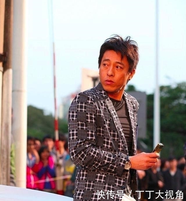 「吕颂贤」53岁吕颂贤时隔23年与陈少霞同框保养极佳,长居内地捞金身家丰厚